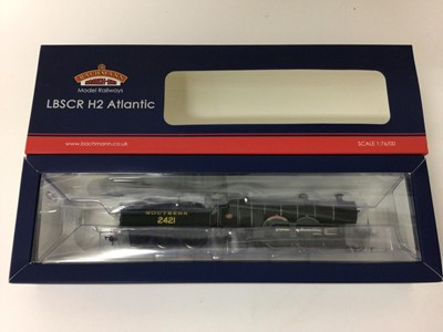 Lot 9 - Bachmann 00 gauge 2-8-0 Robinson  Class 8K locomotive and tender 1185, with crimson Great Central livery, 31-001Y, 2-8-0 3000 Class  Rod locomotive and tender 3031, with GWR green livery, 31-129, 4...