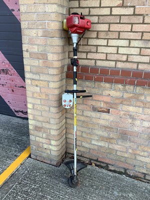 Lot 2 - Honda UMK 431 petrol strimmer