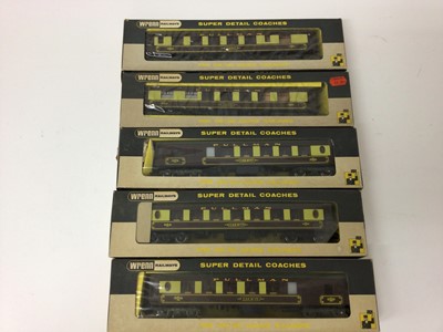 Lot 24 - Wrenn 00 gauge boxed selection of Five Pullman Carriages, wagons and rolling stock (45)