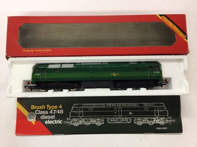 Lot 82 - Hornby OO gauge locomotives BR green Class 37 diesel D6830, R073, BR green Class 25 Bo-Bo diesel D5200, R878, BR green Class 25 Bo-Bo diesel D7571 and BR green Brush Type 4 diesel D1520, R060 (4)