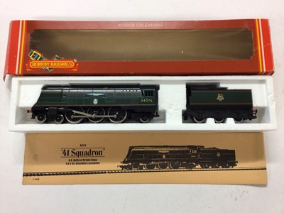 Lot 75 - Hornby OO gauge locomotives GWR lined green 4-6-0 Hall Class 'Kneller Hall ' locomotive and tender 5934, R761, LNER lined green 4-6-0 Class B17 'Manchester United' locomotive and tender 2862, R053,...