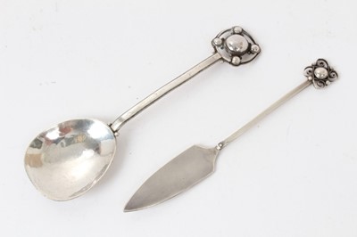 Lot 486 - Early 20th century Arts & Crafts silver spoon with planished bowl and applied rope twist decoration, together with a similar butter knife, both apparently unmarked (2).