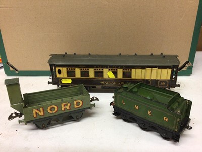Lot 169 - Hornby O gauge Engine Shed No.1, A804in original box (box poor condition) plus a selection of accessories including signal box, Wembley Station, signal etc ( qty)