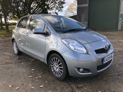 Lot 12 - 2009 Toyota Yaris 1,329cc VVT-i SR, petrol, manual, 5 door, finished in grey with a cloth interior. reg. no. EA09 NNJ