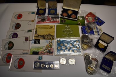 Lot 486 - World - Mixed coins and medallions to include a quantity of Crowns, coin sets and Medallions United States Army 'Airborne' Special Forces, George W. Bush 43rd President 2005 and other issues (Qty)