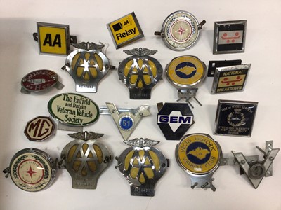 Lot 2010 - Lot automobilia including car badges and rally plaques