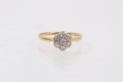 Lot 532 - Diamond flower head cluster ring