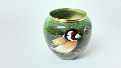 Lot 1321 - Stephen Smith limited edition hand painted Sociable Goldfinch vase, 211216, no 7/25, boxed (original cost £750)