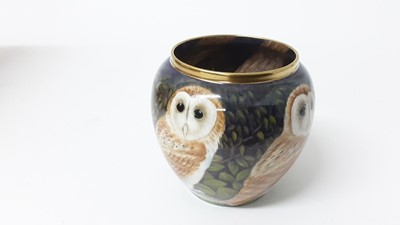 Lot 1324 - Stephen Smith limited edition hand painted Brockhill Barn Owls vase, 100513, no 4/25, boxed with certificate (original cost £750)
