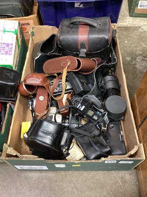 Lot 2368 - Group of cameras