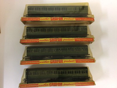 Lot 1886 - Grafar Ltd (Graham Farish) LMS carriages in blister packs (x3) SR carriages in blister packs (x5) plus unboxed carriage (x9) (17 total)