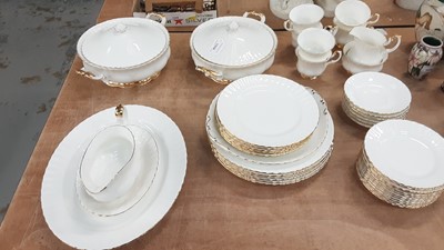 Lot 1334 - Royal Albert Val D'or tea and dinner service