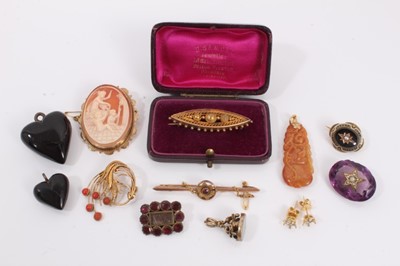 Lot 298 - Small group of antique and vintage jewellery to include Victorian brooches