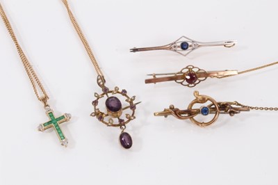 Lot 487 - Group of gold jewellery to include an Edwardian sapphire and diamond bar brooch, two other Edwardian bar brooches, Edwardian amethyst and seed pearl pendant on chain and an emerald and diamond cros...