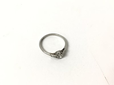 Lot 160 - Art Deco diamond ring with a brilliant cut diamond flanked by two baguette cut diamonds to the shoulders on platinum shank