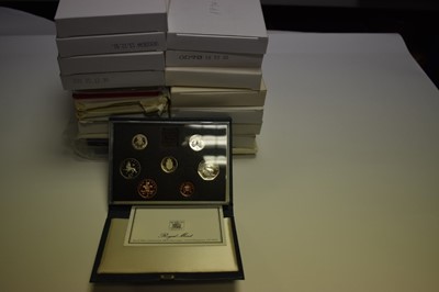 Lot 562 - G.B. - Royal Mint proof sets 1970-1995 in presentation cases with Certificates of Authenticity (26 coin sets)