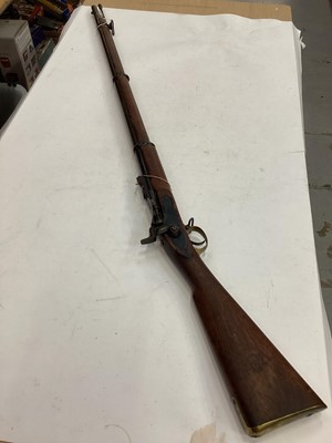 Lot 995 - Victorian .577 Snider rifle with Enfield lock dated 1870, Snider breech conversion with steel cleaning rod, blued finish, full stocked with WD stamps , refurbished condition.