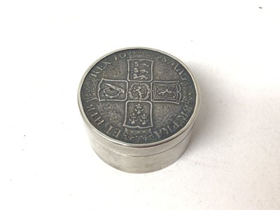 Lot 312 - Contemporary silver pill box, mounted with a William III halfcrown dated 1698, (London 1975), maker D E, 3.5cm in diameter.