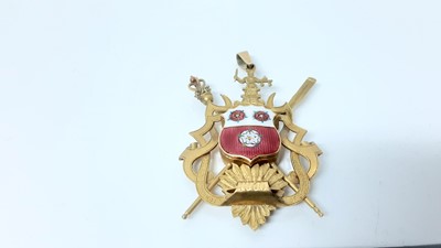 Lot 2595 - George V 9ct gold and enamel Mayor or Past Mayors neck badge for Southampton, engraved 'City Borough of Southampton 1936' and engraved to reverse 'Presented by the members of the town council & oth...