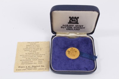 Lot 357 - 9ct gold token of love depicting The Kiss by Auguste Rodin