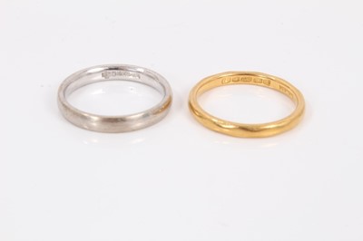 Lot 368 - 22ct gold wedding ring and 18ct white gold wedding ring (2)