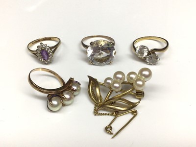 Lot 4 - Three 9ct gold gem set dress rings, 9ct gold three pearl cross over ring and 9ct gold cultured pearl brooch (5)