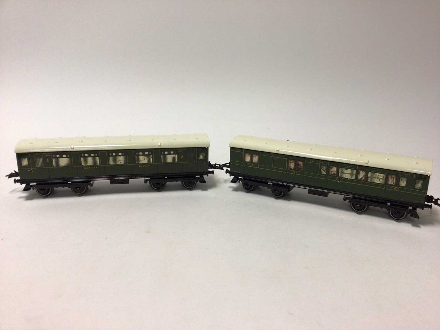 Lot 43 - Hornby O gauge selection of unboxed Tinplate LMS & SR carriages (9)