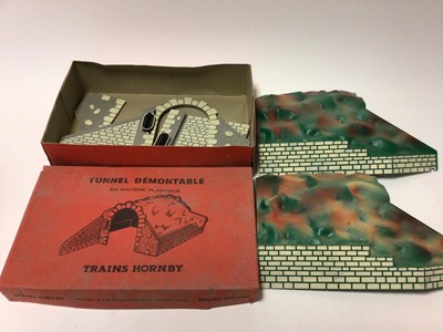 Lot 49 - Hornby O gauge boxed selection of platform accessories including No.1 Water Tank, Junction Signal No.2, Platform Crane and others (qty)