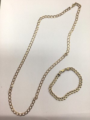 Lot 823 - 9ct gold flat curb link chain and bracelet