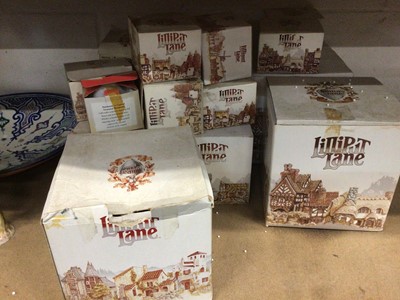Lot 118 - Quantity of boxed David Winter cottages