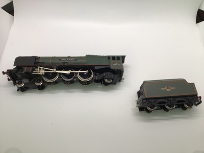 Lot 136 - Wrenn OO gauge 4-6-2 BR Green Duchess Class 8P (June 1991) 'Queen Elizabeth' tender locomotive 46221, boxed, W2299