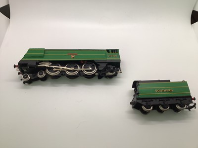 Lot 138 - Wrenn OO gauge 4-6-2 SR Green Streamlined Bulleid Pacific 'Exeter' tender locomotive 21C101, boxed W2276