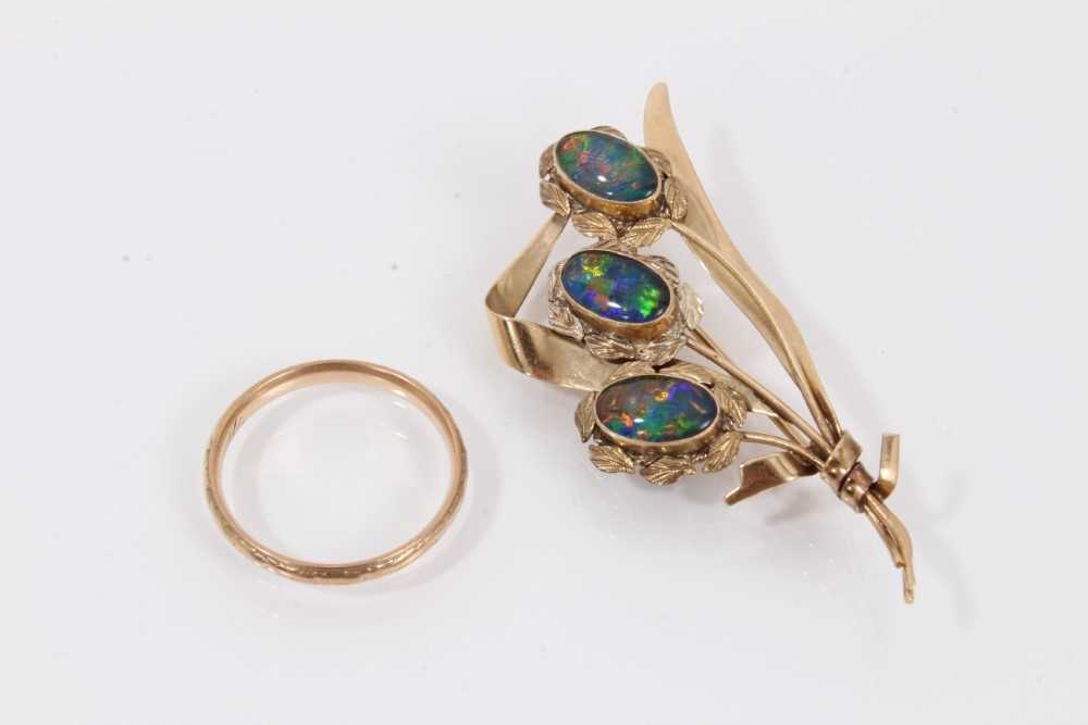 Lot 429 - Opal triplet and gold brooch together with a 9ct gold wedding ring (2)