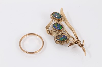 Lot 429 - Opal triplet and gold brooch together with a 9ct gold wedding ring (2)