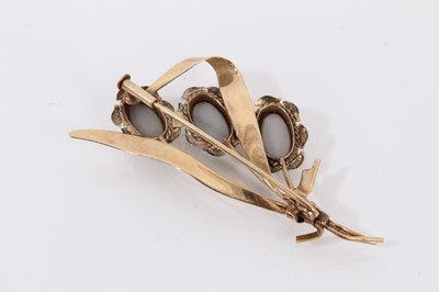 Lot 429 - Opal triplet and gold brooch together with a 9ct gold wedding ring (2)