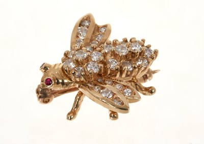Lot 430 - Diamond 'Bee' brooch