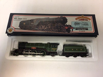 Lot 168 - Bachmann OO gauge LNER Doncaster Green 2-6-2 Gresley V2 Class 'Coldstreamer' tender locomotive 4844, boxed 31-558, BR black Early Emblem 4-6-0 Standard Class 5MT tender locomotive, 73082, boxed 32-...