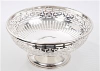 Lot 252 - Early George V Silverer dish of circular form,...