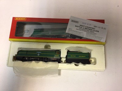 Lot 202 - Hornby OO gauge locomotives including NE Black 4-6-2 Class A4 'Sir Charles Newton' tender locomotive 4901, boxed R2338, BR Green 4-6-2 West Country Class 'Clovelly' tender locomotive  34037, boxed...