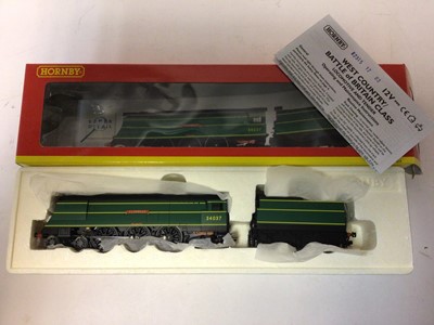 Lot 202 - Hornby OO gauge locomotives including NE Black 4-6-2 Class A4 'Sir Charles Newton' tender locomotive 4901, boxed R2338, BR Green 4-6-2 West Country Class 'Clovelly' tender locomotive  34037, boxed...
