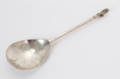 Lot 280 - Late 16th/early 17th century West Country silver Lion Sejant Afronte spoon, with teardrop bowl