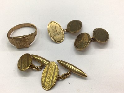 Lot 834 - 9ct gold signet ring and two pairs of 9ct gold cufflinks