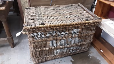 Lot 1118 - Large wicker log basket with hinged lid and rope handles, 105cm wide, 70cm deep, 66.5cm high