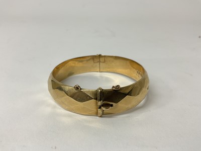 Lot 75 - 9ct gold faceted bangle (Birmingham 1987)