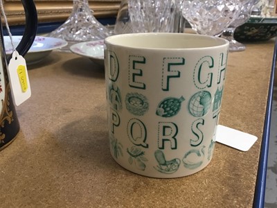 Lot 123 - Eric Ravilious for Wedgwood, an alphabet mug in green on a cream ground, 8.5cm high