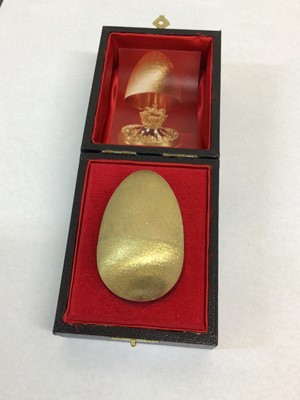 Lot 92 - H.M.Queen Elizabeth II Silver Jubilee 1977 commemorative Stuart Devlin silver gilt 1977 limited edition egg, no. 69, in orignal fitted box