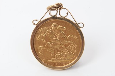 Lot 33 - G.B. - Gold Sovereign Victoria OH 1893 (N.B. Set in 9ct gold pendant mount) otherwise GF (Total wt. 9.7gms) (1 coin)