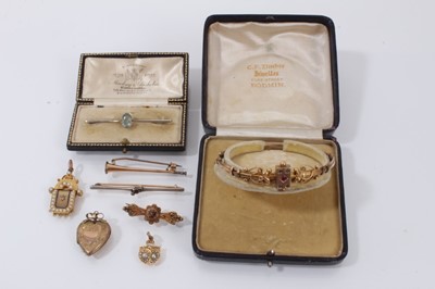 Lot 415 - Group of Victorian and Edwardian gold and yellow metal jewellery to include a hinged bangle, four brooches, locket and two pendants