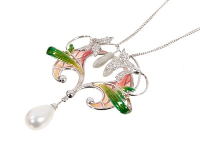 Lot 448 - Contemporary Jonathan Lynn pendant in the art nouveau style