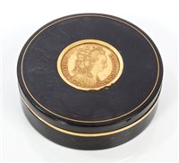 Lot 702 - Georgian circular horn snuff box, the lid...